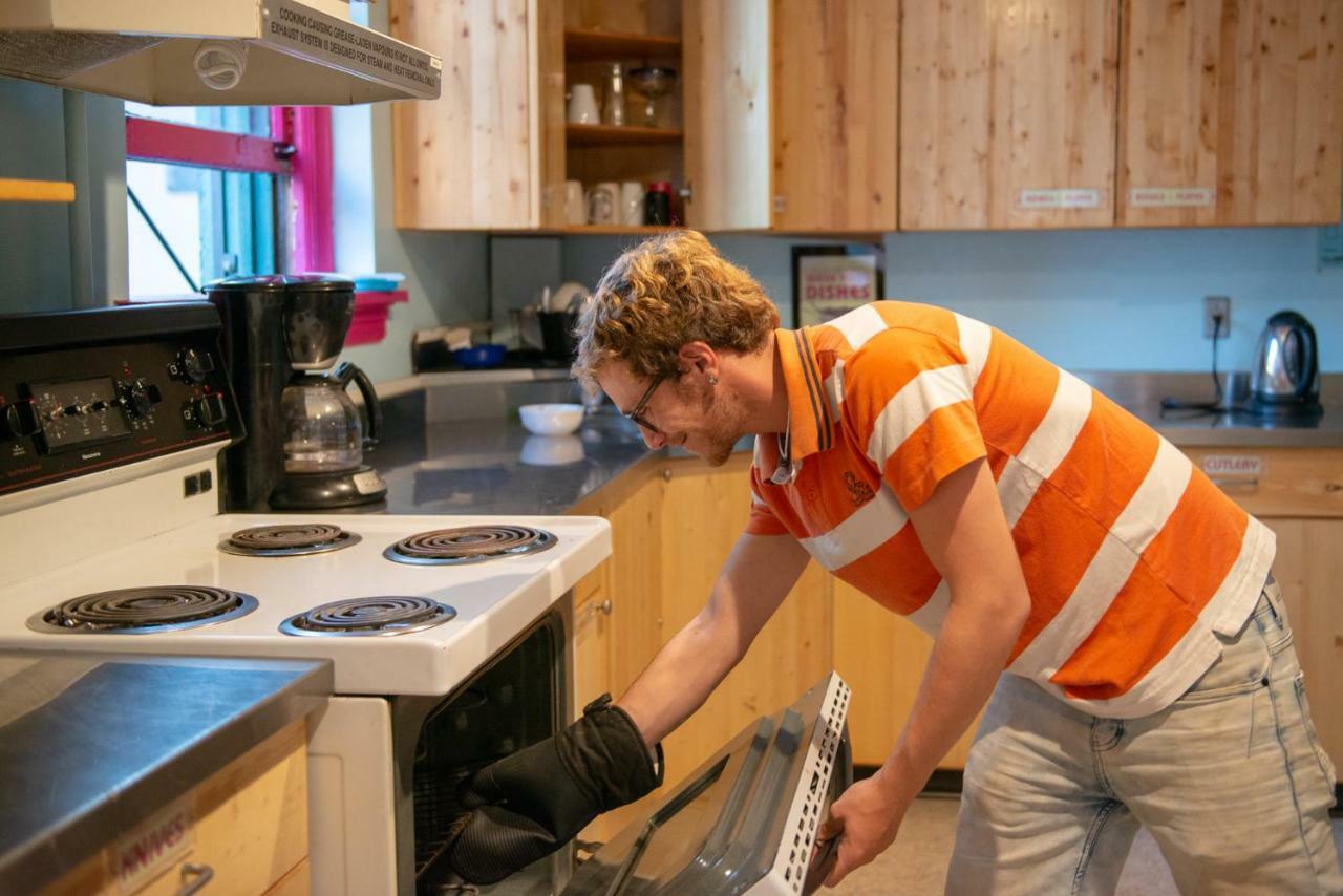 Ocean Island Inn | Backpackers | Suites Victoria Exteriör bild