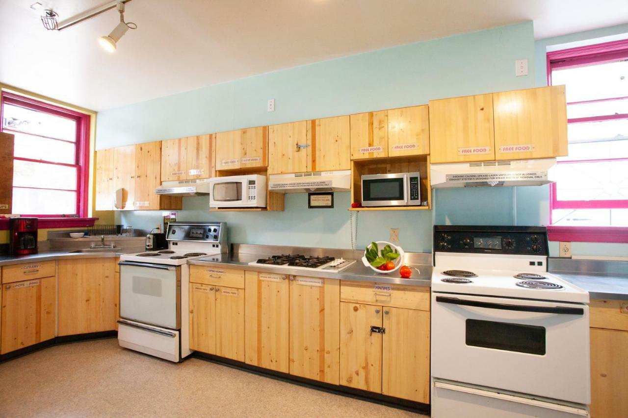 Ocean Island Inn | Backpackers | Suites Victoria Exteriör bild